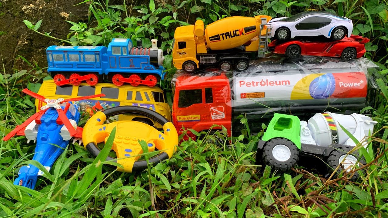 Mencari Mainan Mobil Balap, Mobil Ambulance, Truk Molen, Truk Tangki, Beko Excavator, Kereta Tomas.