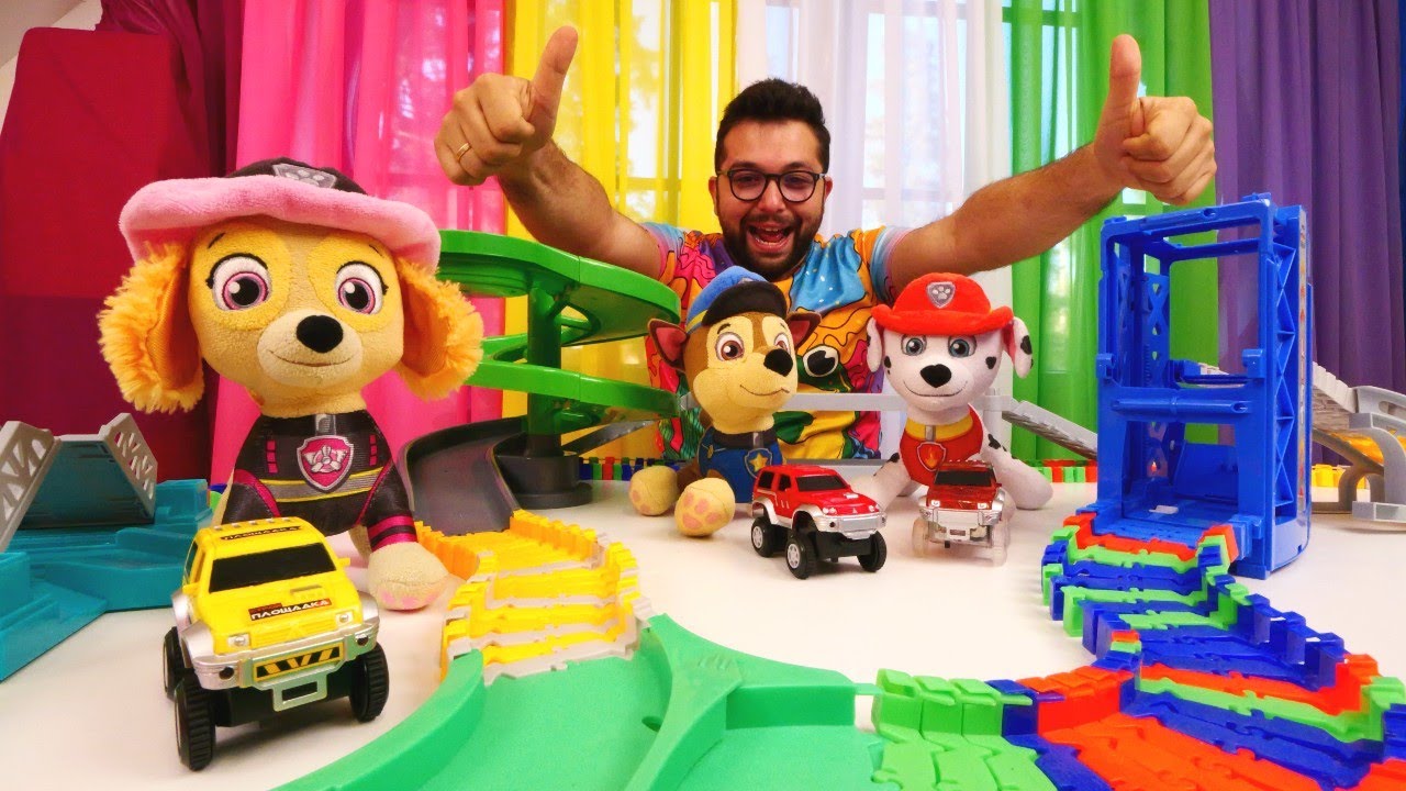 Oyuncak arabalar. İbrahim ve Paw Patrol oyuncakları araba pisti kuruyor!