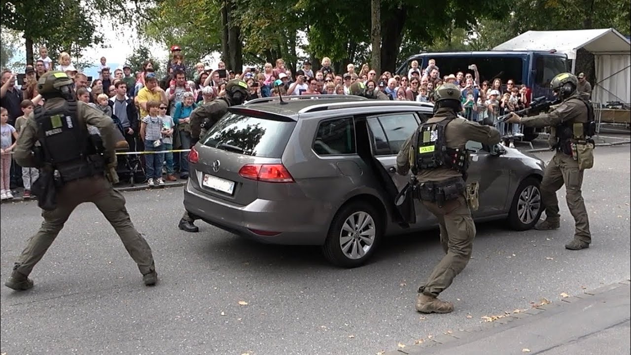 Special Unit Luchs (Lucerne Police) stopping a fugitive - demonstration