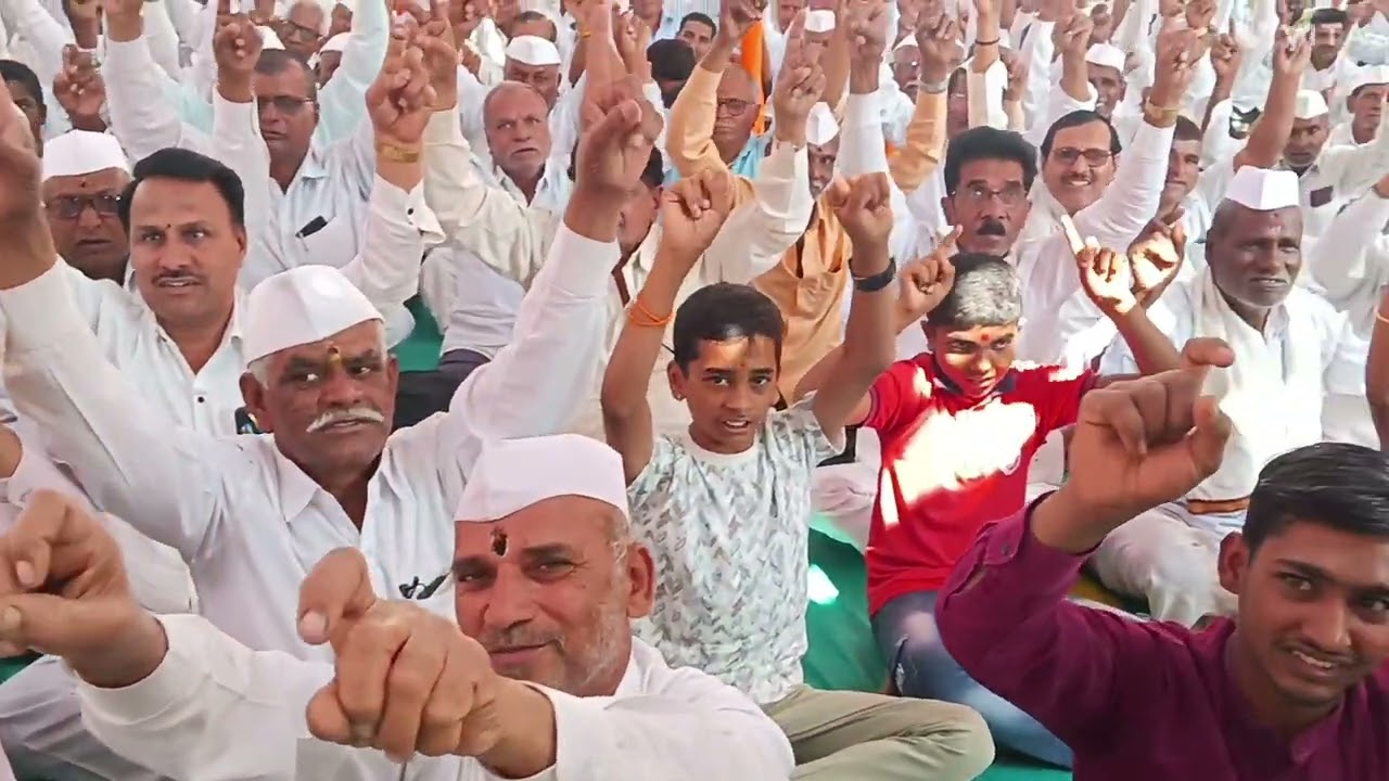श्री क्षेत्र उक्कलगाव येथे सप्ताह सांगता समारोह प्रसंगी भक्ती रसात तल्लीन झालेले भाविक 