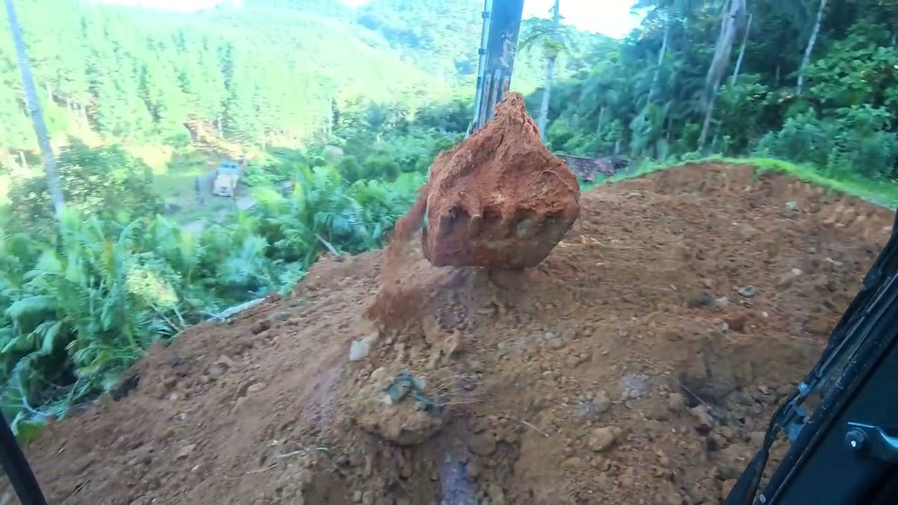 escavadeira começando estrada e lote p1