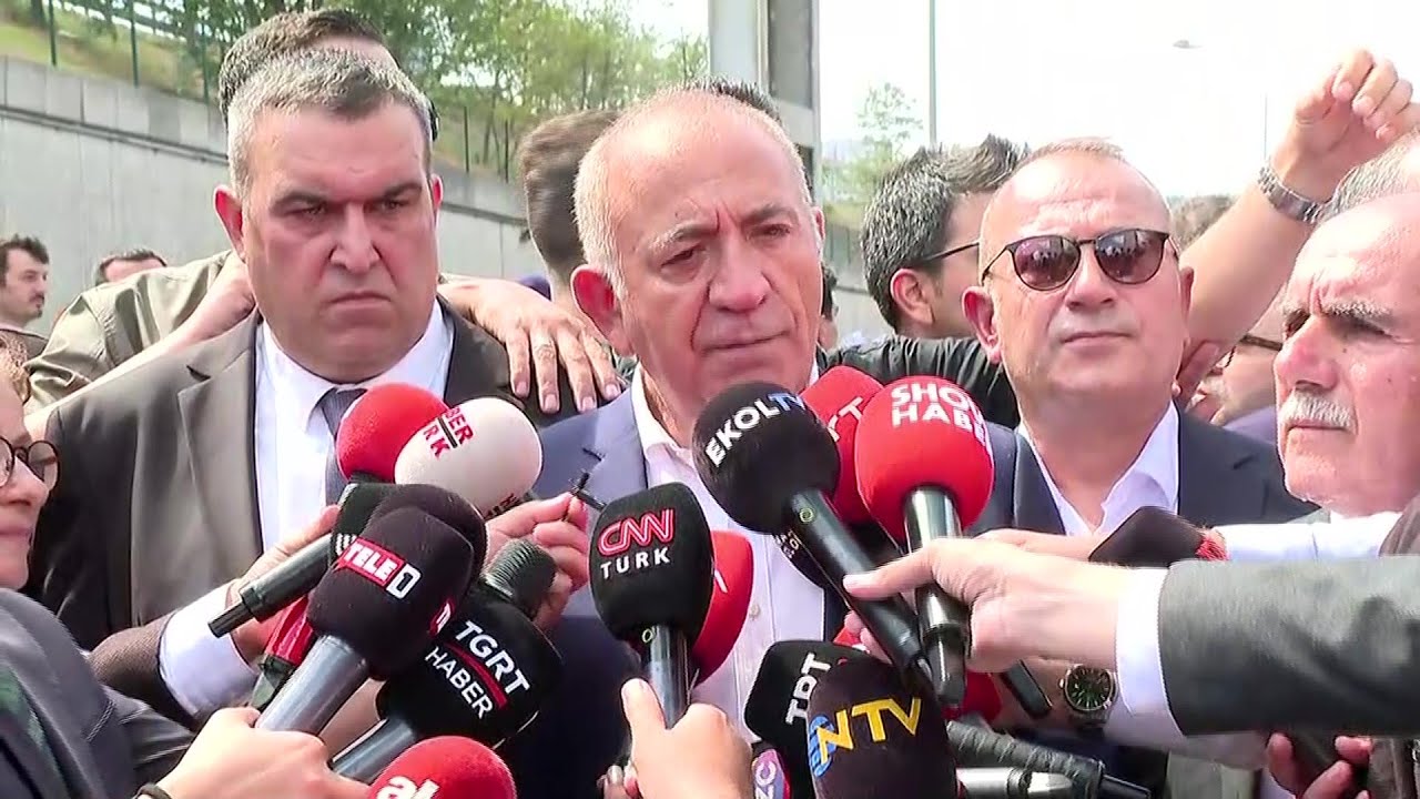 Gürsel Tekin, CHP İstanbul İl Binası Önünde Açıklamalarda Bulundu