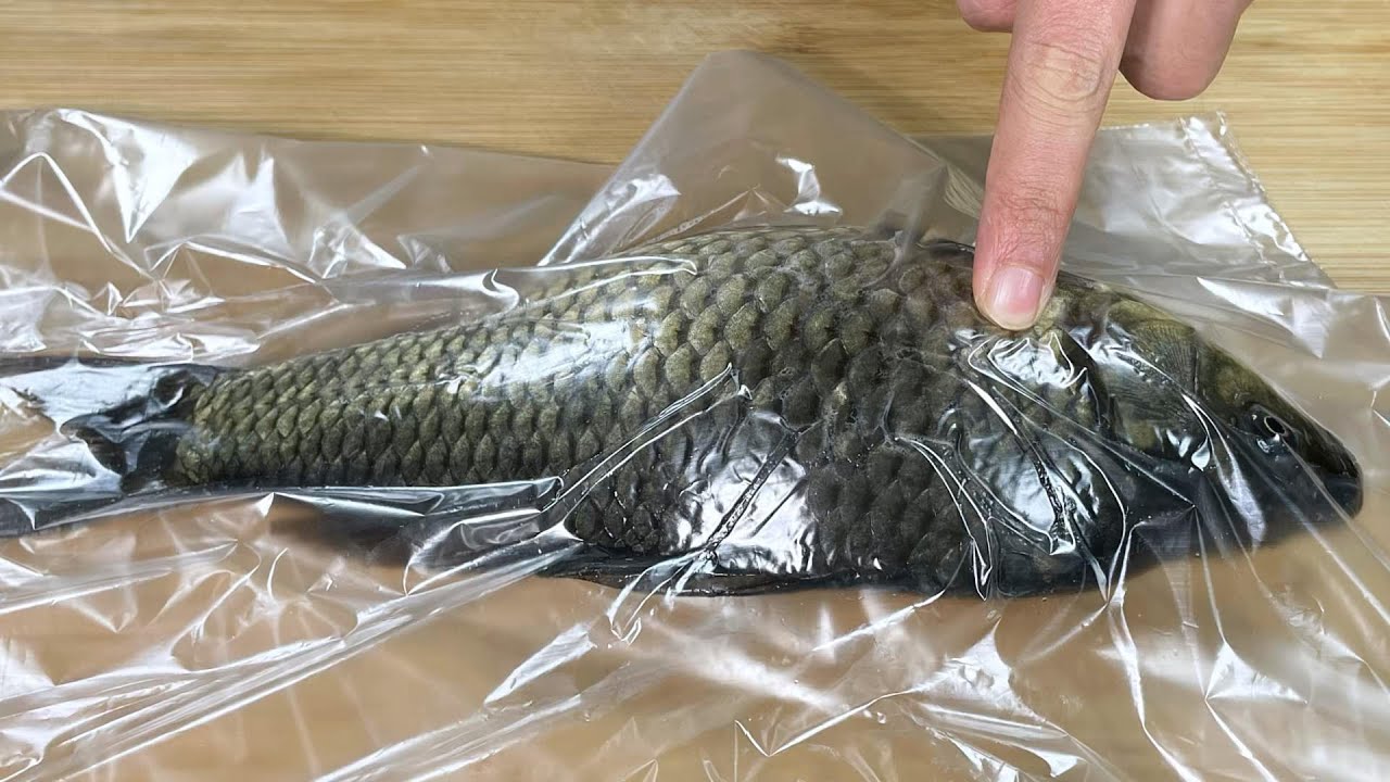 刮魚鱗別再用刀了！一個塑料袋+勺子，魚鱗不亂飛，雙手不沾腥，新手也會#秘訣 #food #處理魚技巧#廚房小竅門#生活小妙招#刮魚小妙招
