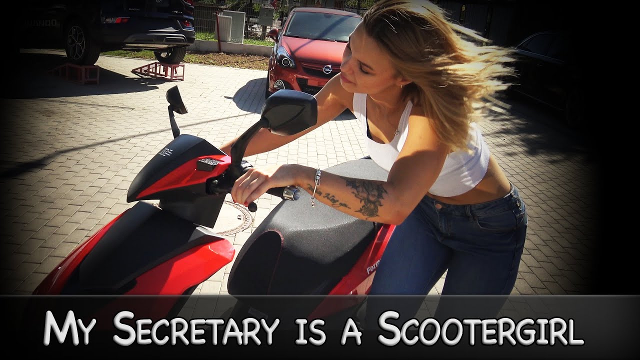 Girl has big trouble with her Moped | Scooter won&lsquo;t start