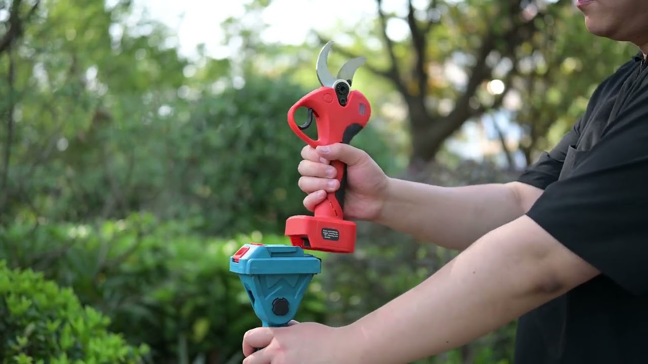 Electric scissors suitable for use at both high and low positions