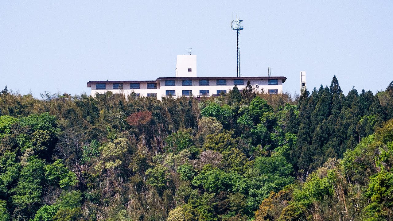 知られざる山上の廃墟ホテル①：巨額の税金で建てられた施設が閉業後放置状態に。訪れると敷地内に巨大な塔がそびえ立つ異様な光景が広がっていた！（外観撮影～1F大浴場）