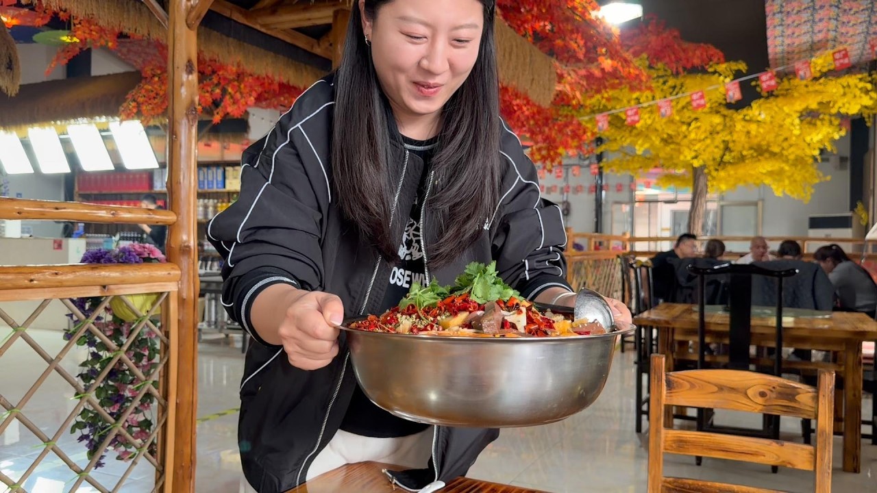 【寻尝姐妹】在河北也能花东北币！河北石家庄这家店菜量好离谱，三人花了126人民币还要打包