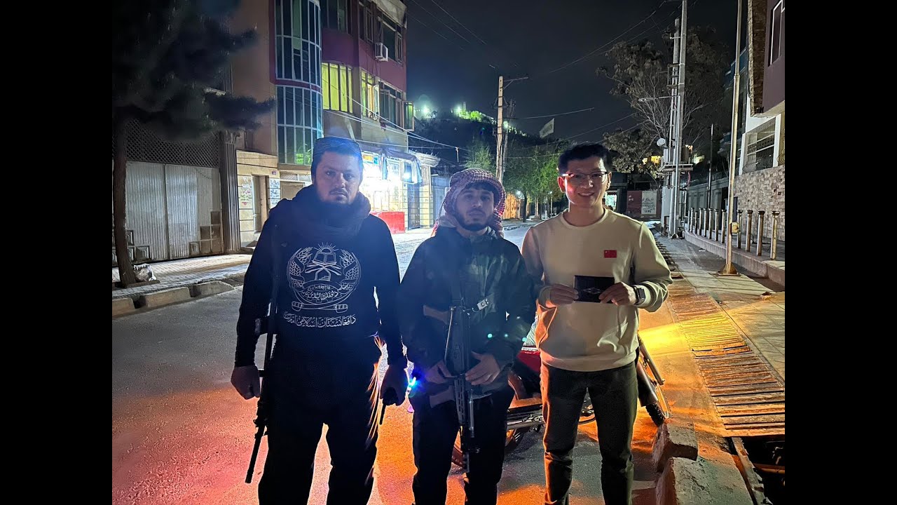 阿富汗深夜幫助單親媽媽,塔利班突發檢查情況萬分緊急,小伙拿出中國護照