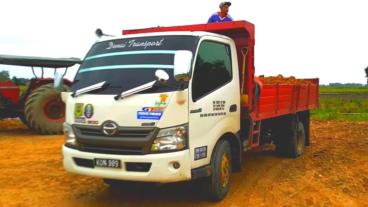 Lori Tipper LEKAT Sikit Sambil Tunggu Giliran Buang Tanah Batu