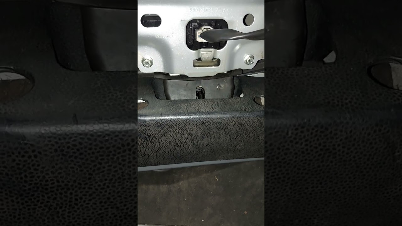 Ford Fiesta MK7 manual tailgate boot lock opening from inside How-to tutorial... please subscribe