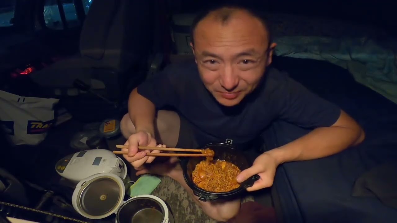 北美卡车真深夜吃播 | 徒弟上铺睡着觉 师傅自已偷吃夜宵