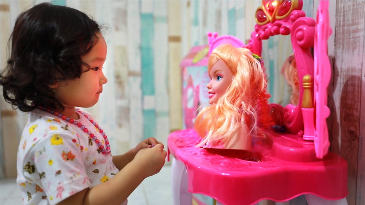 Kids learn doing makeup
