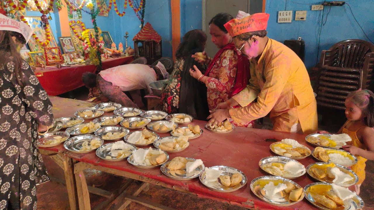 वृद्धाश्रम के बुजुर्गों के बीच होली पर्व मनाते हुए समिति के पदाधिकारी बाटी मिठाई व गुजिया