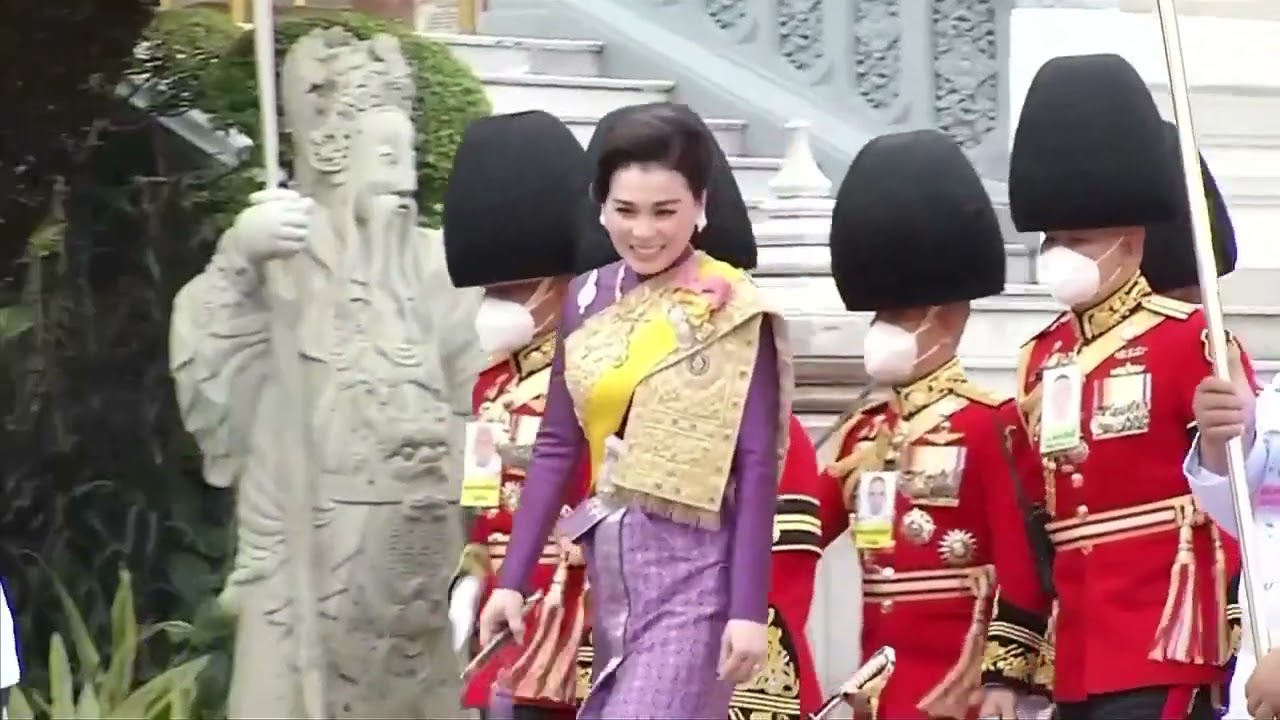 ร.10 และพระราชินี เสด็จฯ พระราชดำเนินไปในพระราชพิธีเฉลิมพระชนมพรรษา พ.ที่นั่งอัมรินทรวินิจฉัย