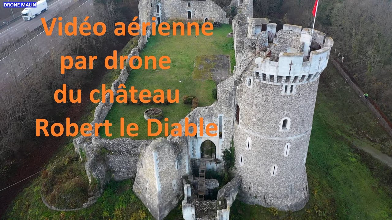 Le château Robert le Diable en vue aérienne par drone dans le ciel de Normandie