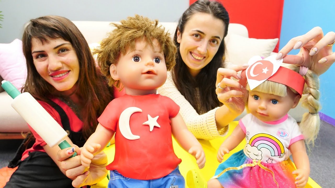Kız oyunları. Sevcan ve Ümit, Ümit Baby Born oyuncakları için 29 Ekim t-shirt ve şapka yapıyorlar.