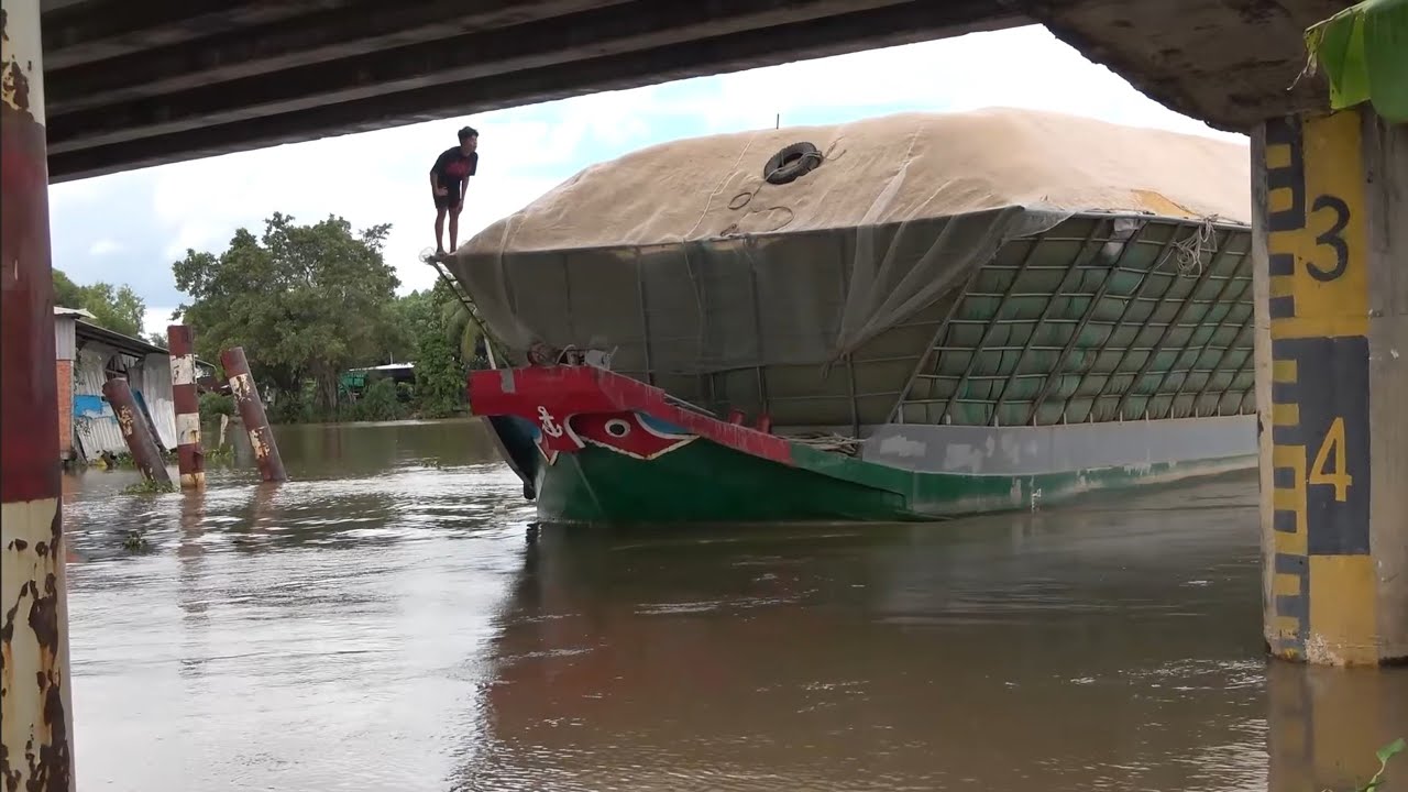S&agrave; lan bị vướng cầu thấp, chị vợ l&agrave;m c&aacute;ch n&agrave;y để tho&aacute;t khỏi nơi đ&acirc;y.