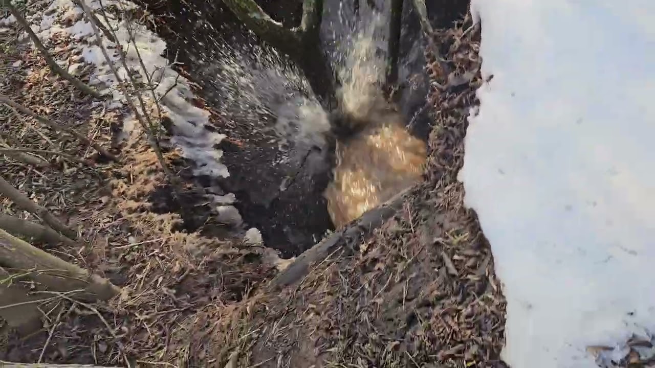 А вода все тетече й тече