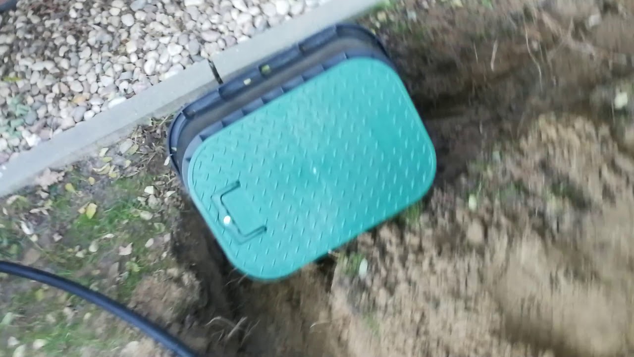 Przygotowany wykop pod system nawadniający. www.akant-ogrody.pl