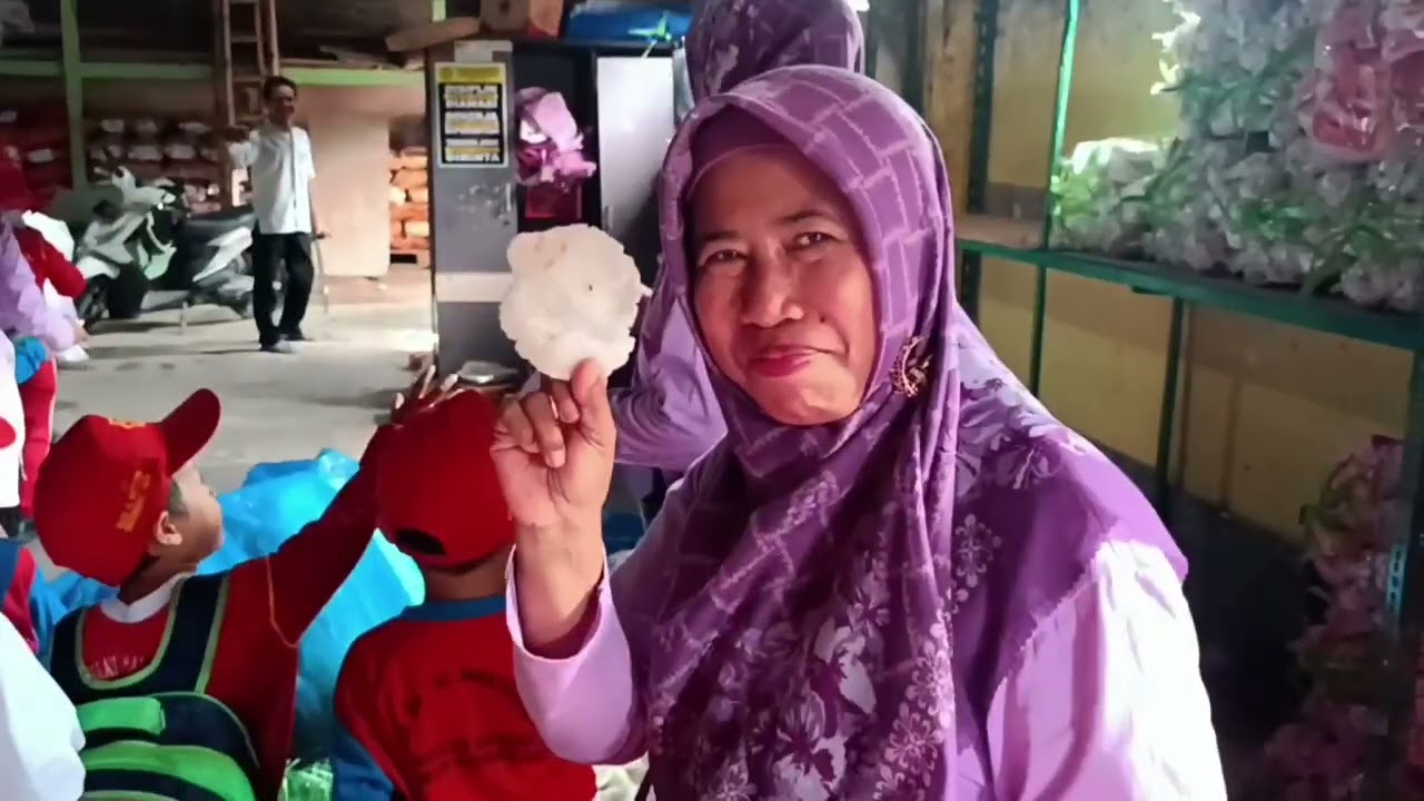 Outing class KB-RA AL MUSTAQIM dipenggorengan krupuk khas Sidoarjo 