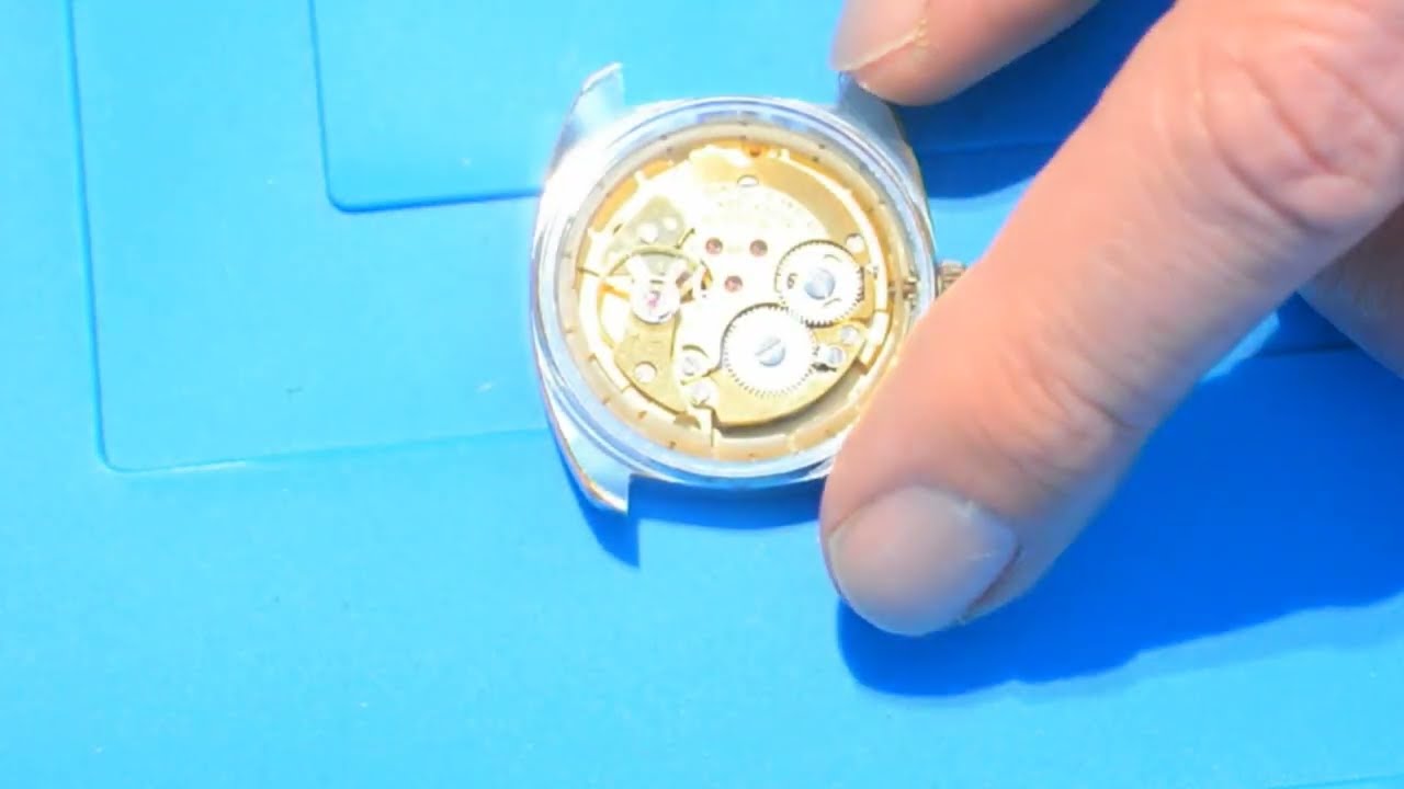Plocka ut ett urverk ur ett mekaniskt armbandsur