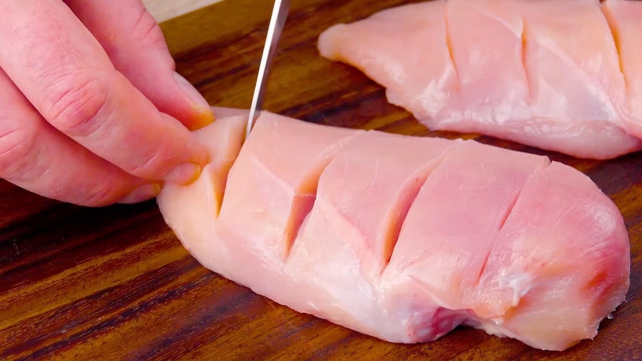 Le Chef fait 4 entailles dans le blanc de poulet et les écarte pour le garnir