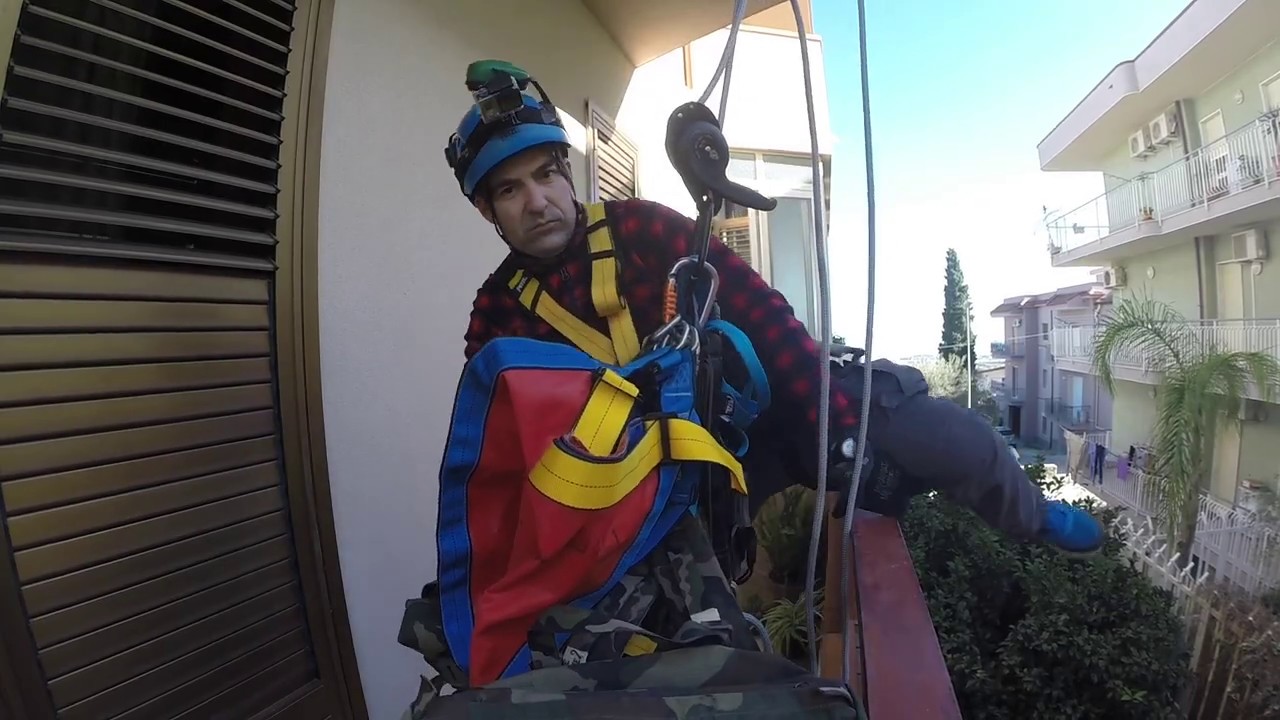 Accesso dall'alto ed evacuazione di una persona cosciente non traumatizzata da un edificio