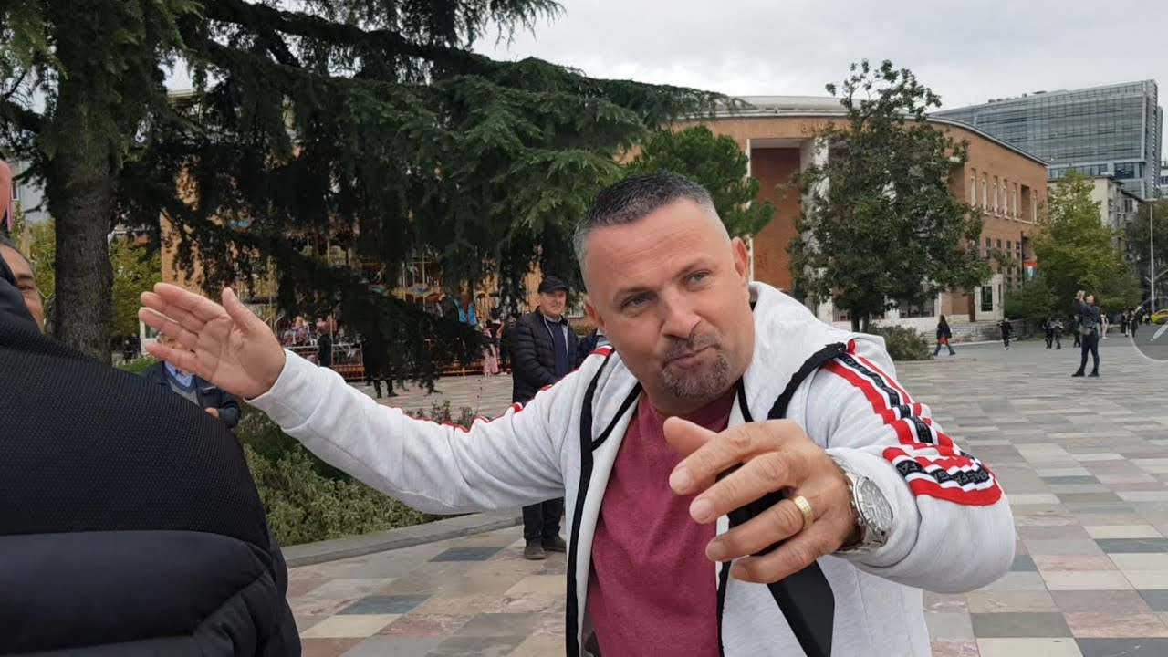 artistet e rruges ke sheshi skenderbej rastesia me e bukur me kengetaret shume te talentuar