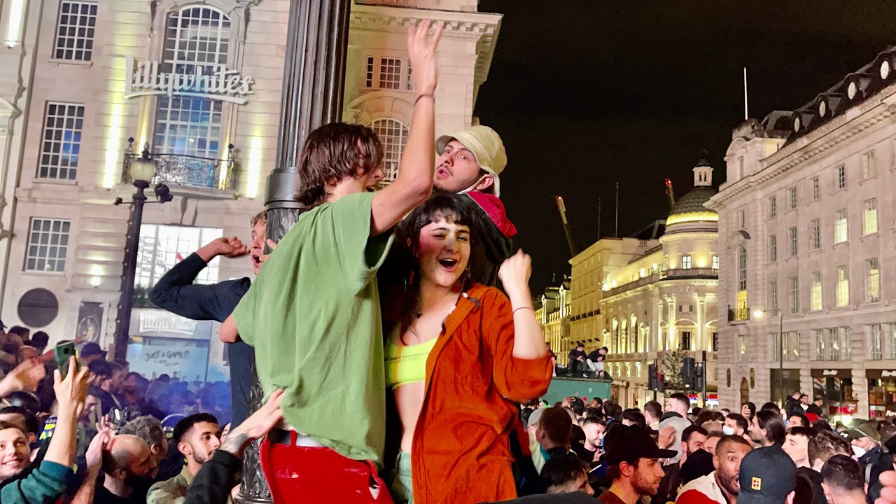 Italy win Euro 2020 | Itallian fans Celebration fireworks in Piccadilly Circus London
