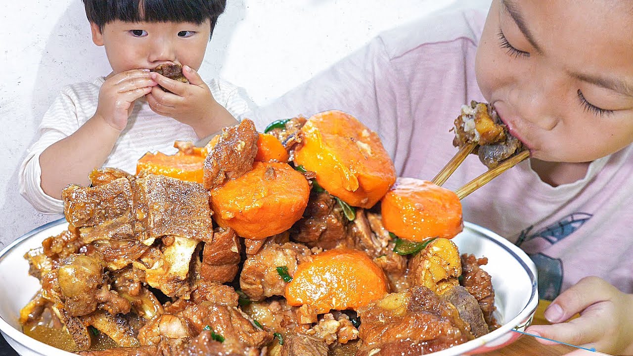 孩子想吃排骨，媳婦高興上街買了60元，看二寶的吃相太饞人 | The child wants to eat ribs, bought 60 yuan, too delicious
