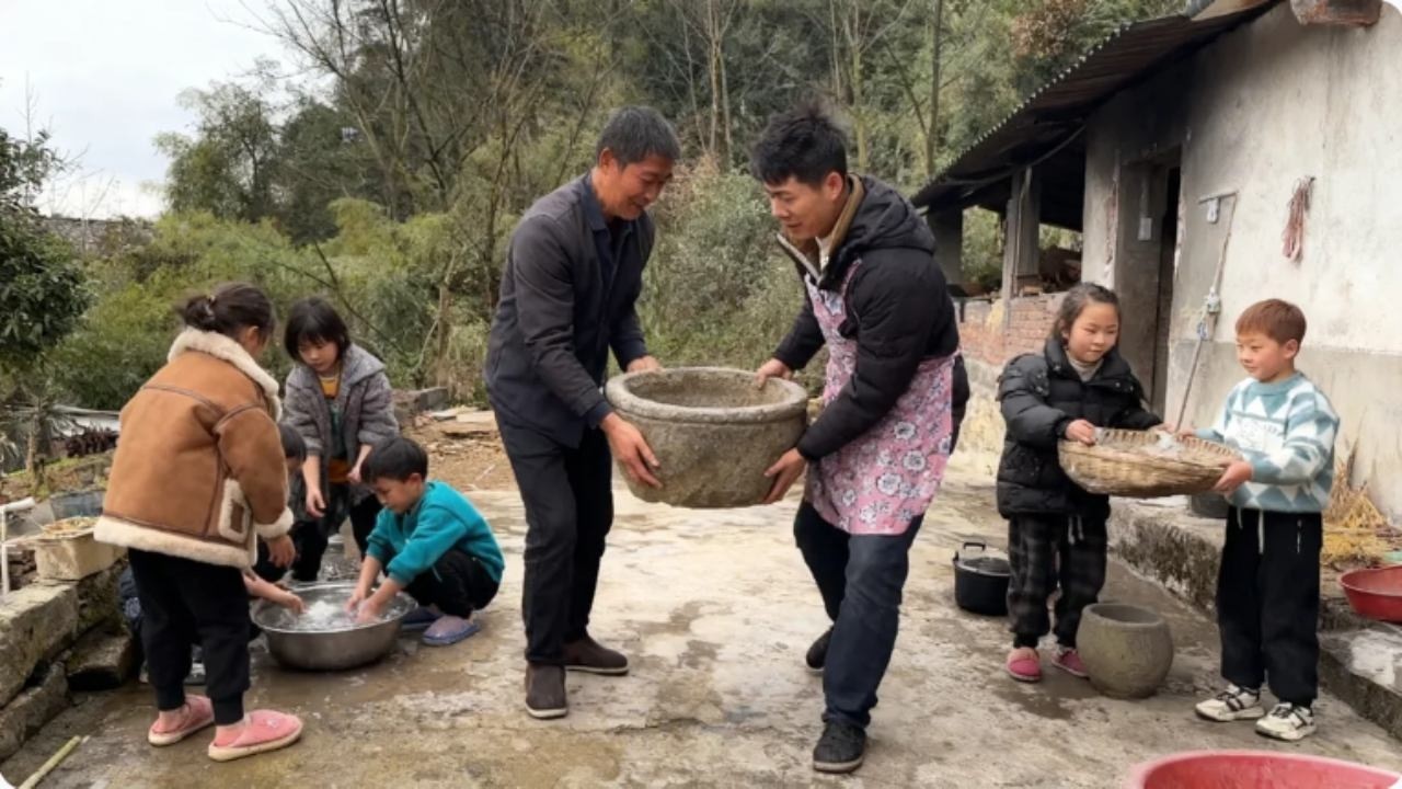 单亲爸爸独自带娃，不仅会帮助邻里邻居，还会照顾孩子们的情绪！#农村生活
