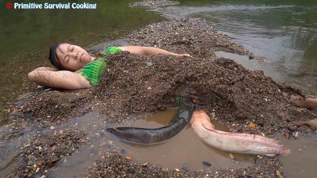 Survival Skills: Primitive Life Girl vs Fish - Sleep on Sand meet Catfish Nests