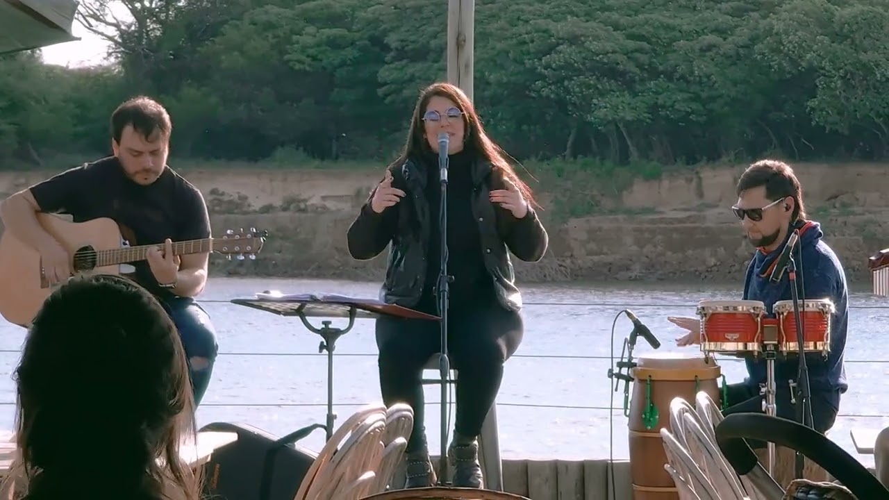 Camila Gomez Barry -  Caraluna (Cover acustico de Bacilos)
