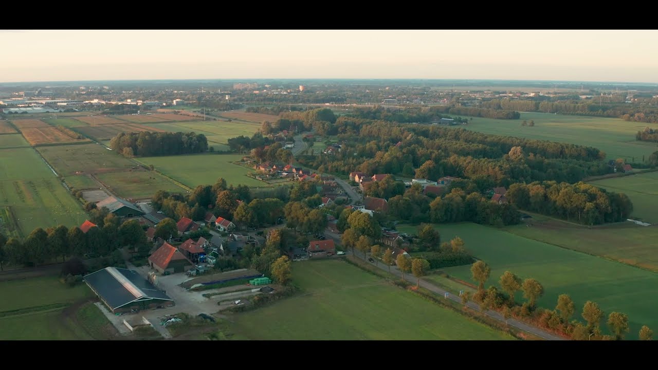 IN VOGELVLUCHT | HET DORP LUINJEBERD | gem. HEERENVEEN | prov. FRIESLAND | 1 sept. 2022.