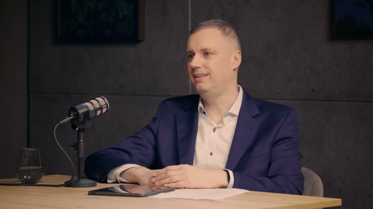 Regulacje, rozw&oacute;j rynku telekomunikacyjnego, bezpieczeństwo cyfrowe &ndash; Krzysztof Dyl, UKE | BackStage