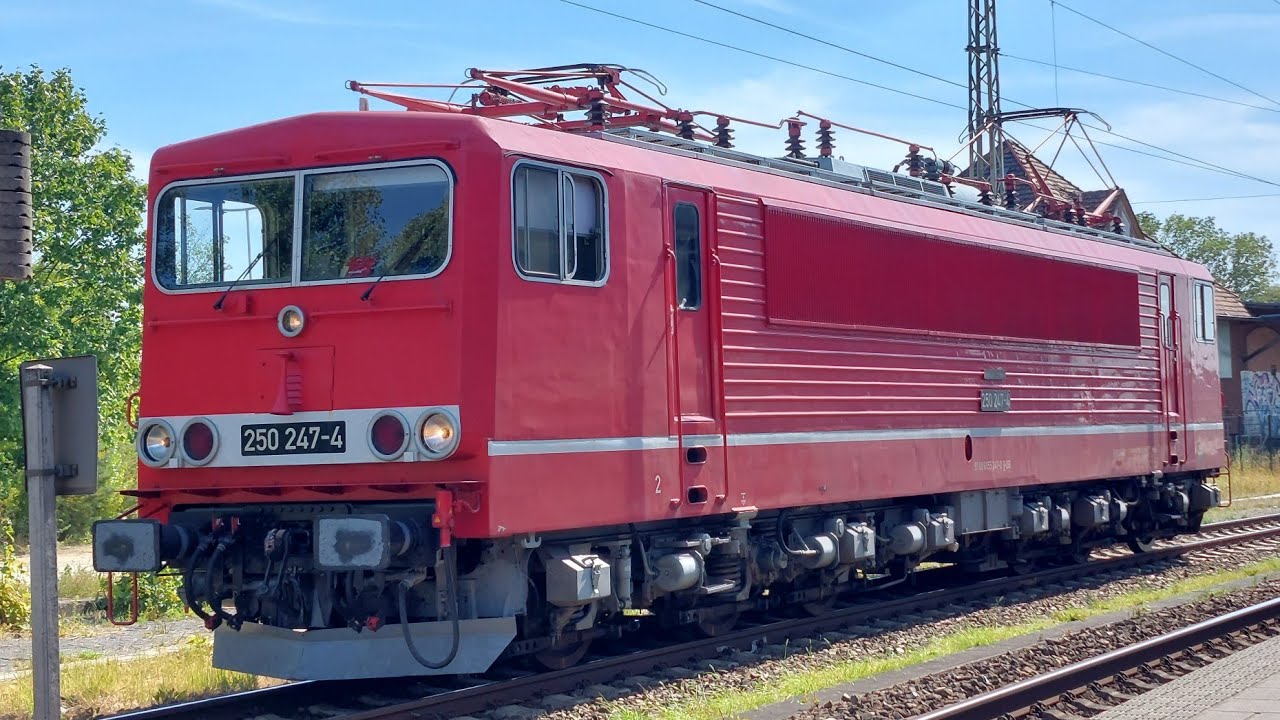 Zugdurchfahrt von der BR 250 247-4 mit Makro in Bernau 