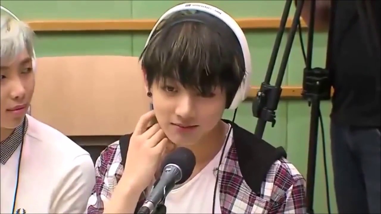 Jungkook acts so cute to Jimin and draws well - 150505 BTS @ SUKIRA