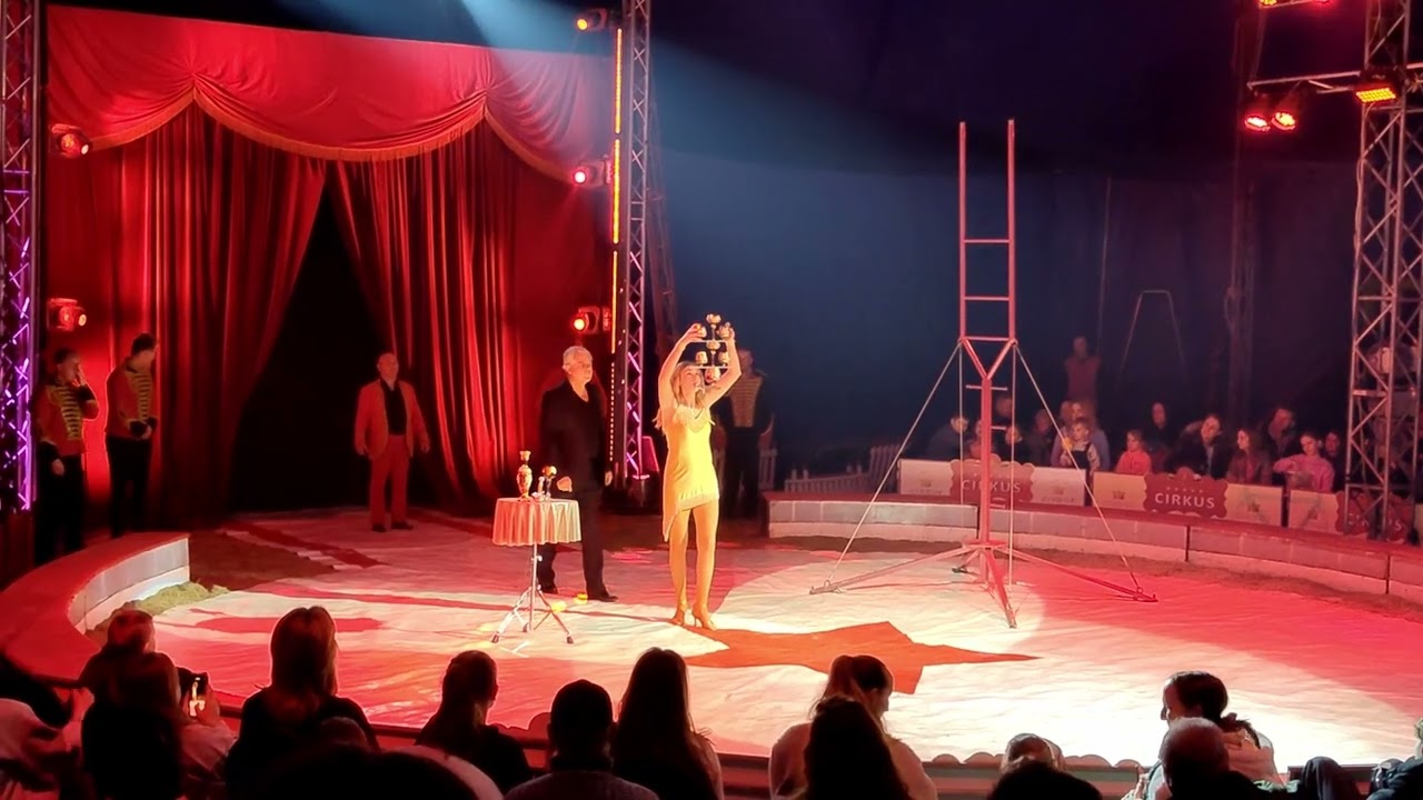Cirkus Lánik * majstrovstvo rovnováhy: žena, ktorá balansuje na ostrie noža