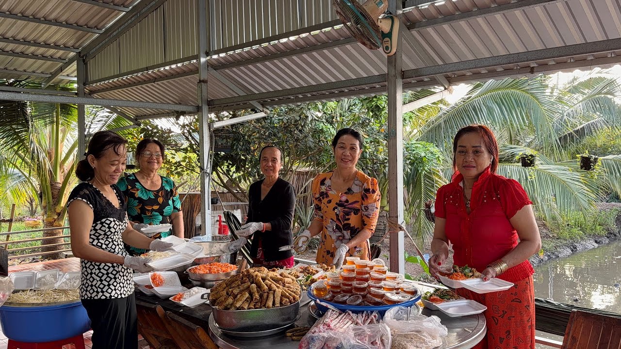 Món bún chả giò chay Tấm lòng của em Thiên Long gửi tặng bà con tới phòng Thuốc Nam | CLN