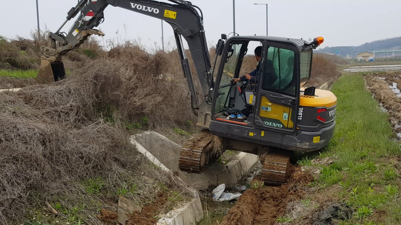 VOLVO EC60E 02LC  수로관 잔토걷어내기작업 수로날개벽 타고넘어가는 일머리 동영상 초보자꿀팁