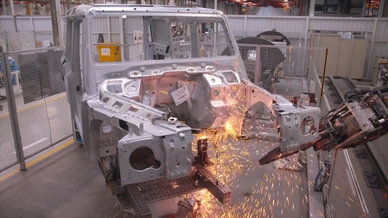 GRENADIER 2021 Ineos Vs DEFENDER Land Rover 2016 PRODUCTION (How it's made)
