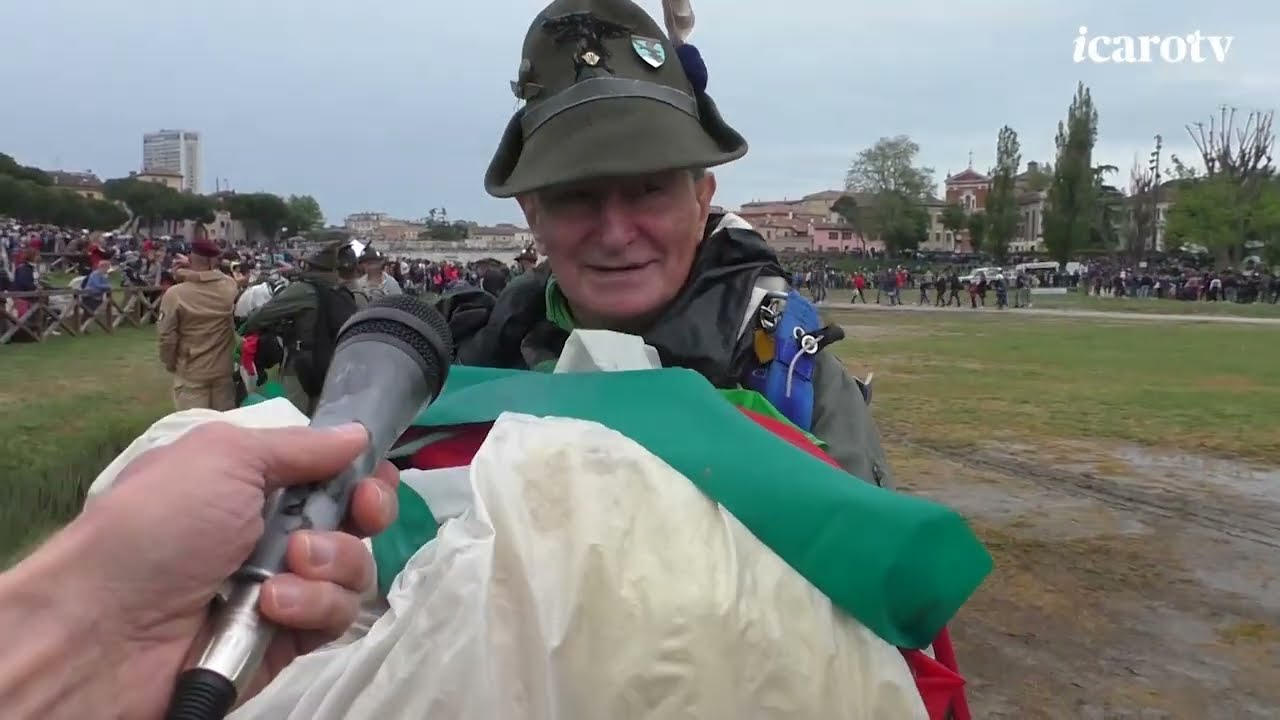 Adunata Alpini a Rimini. Il lancio dei paracadutisti
