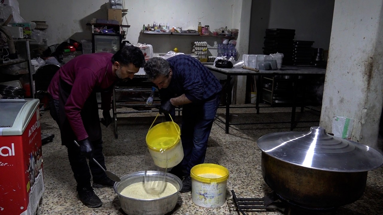 Xelkê Qamişlo bi çêkirina xwarinê alîkariya koçberan dikin