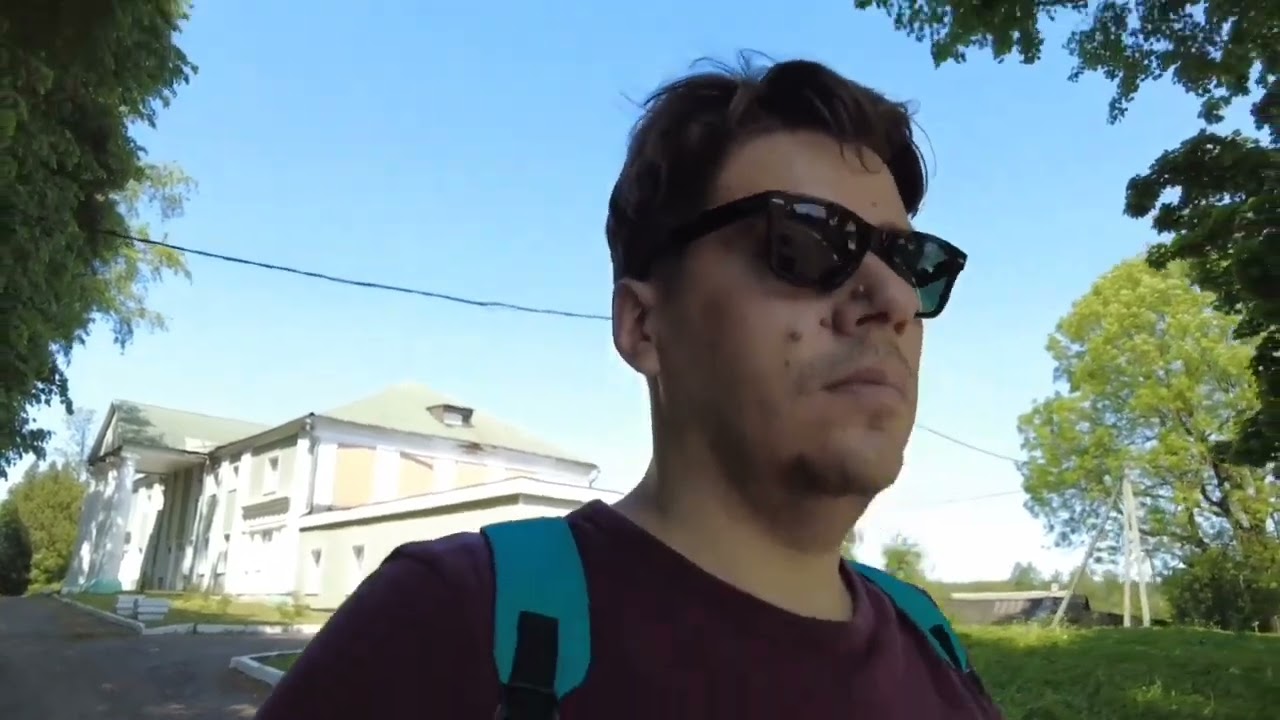 Разрушенные конюшни рядом с усадьбой