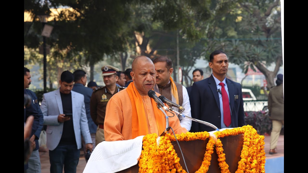 लखनऊ में नेताजी सुभाष चन्द्र बोस की जयंती पर पुष्पांजलि करते मुख्यमंत्री योगी