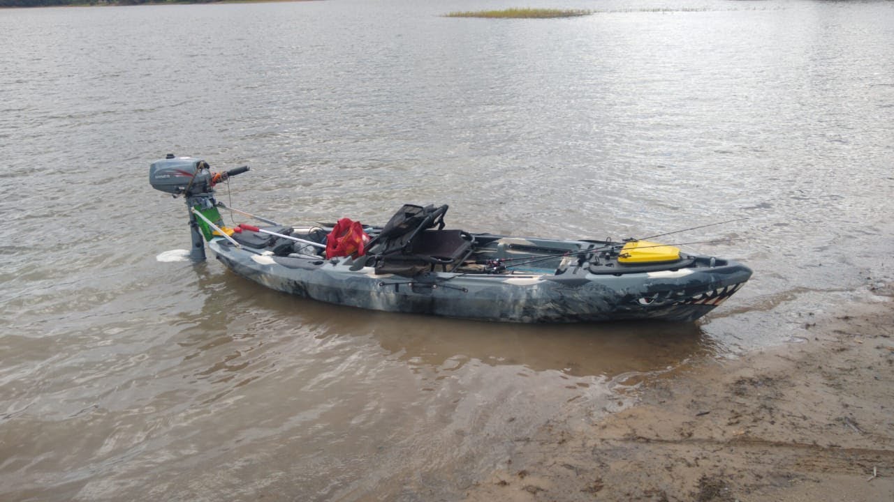 caiaque mako 110 com motor Hidea 4 HP . Primeiras impress&otilde;es sobre o motor de popa no caiaque