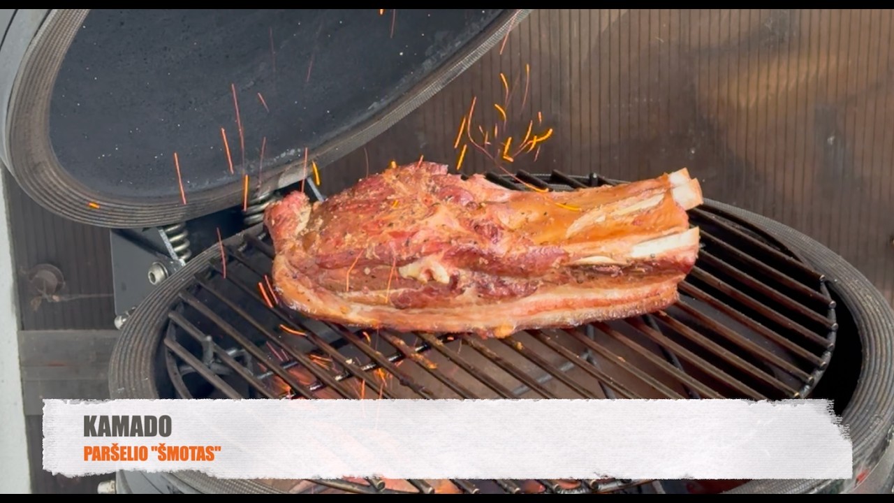 Kamado receptas: paršelio šoninės kepsnys su kaulais ir oda