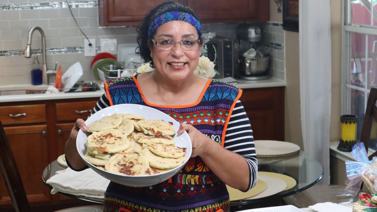 Pupusas de queso y loroco.