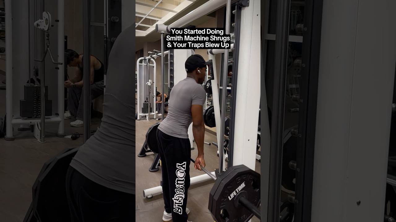 Smith Machine Shrugs Will Blow Up Your Traps 🦾 #trapsworkout