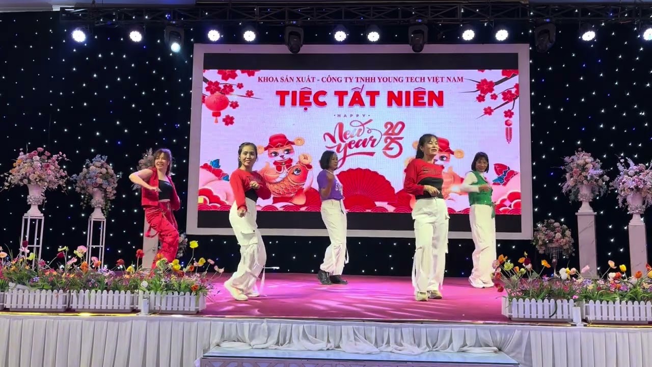 Cô giáo vùng cao tập thể khoa may công ty yuongtech